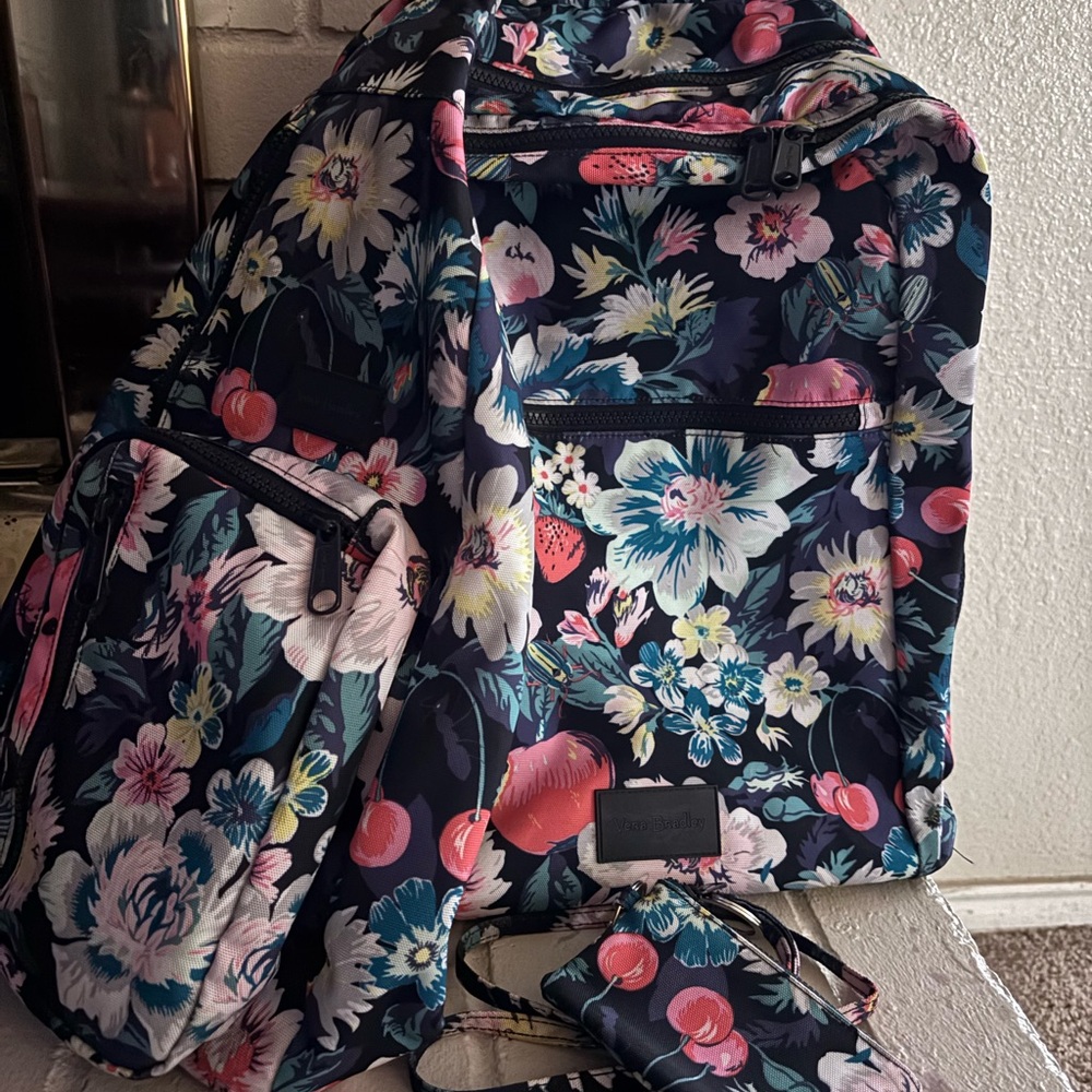 Vera Bradley Navy Floral Backpack and Pouch Set
OPEN TO OFFERS!!!!!
